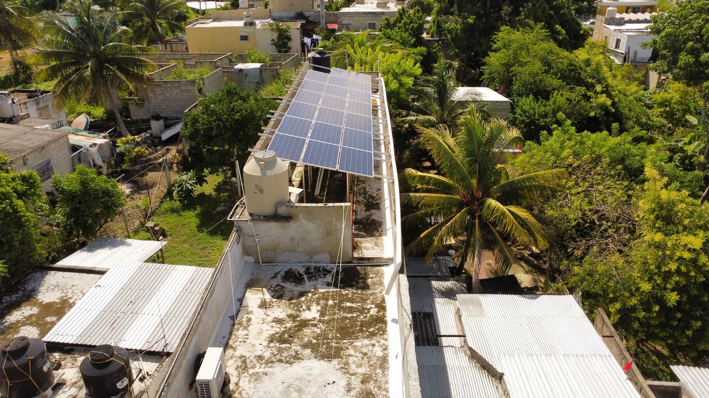Instalación residencial de paneles solares en Conkal, Yucatán