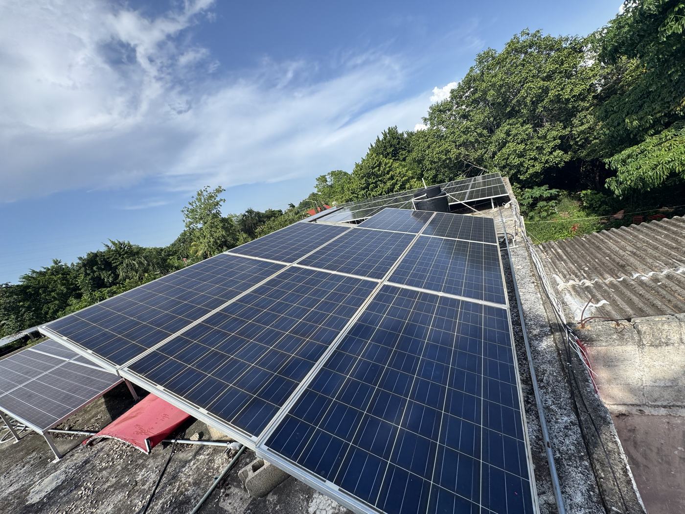 Instalación residencial de paneles solares en Conkal, Yucatán